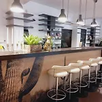 Plazowy Boss Z Restauracja 50 Metrow Od Morza