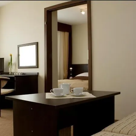 Plazowy Boss Z Restauracja 50 Metrow Od Morza