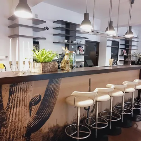 Plazowy Boss Z Restauracja 50 Metrow Od Morza